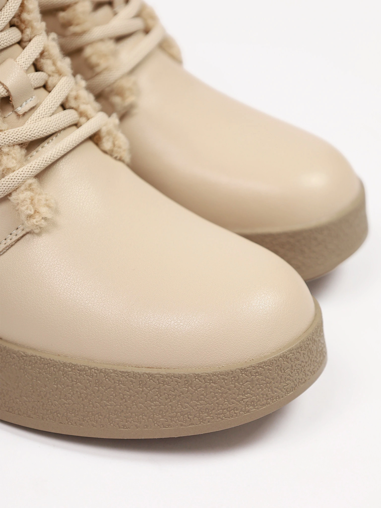 Ботинки бежевого цвета на средней платформе с меховой отделкой